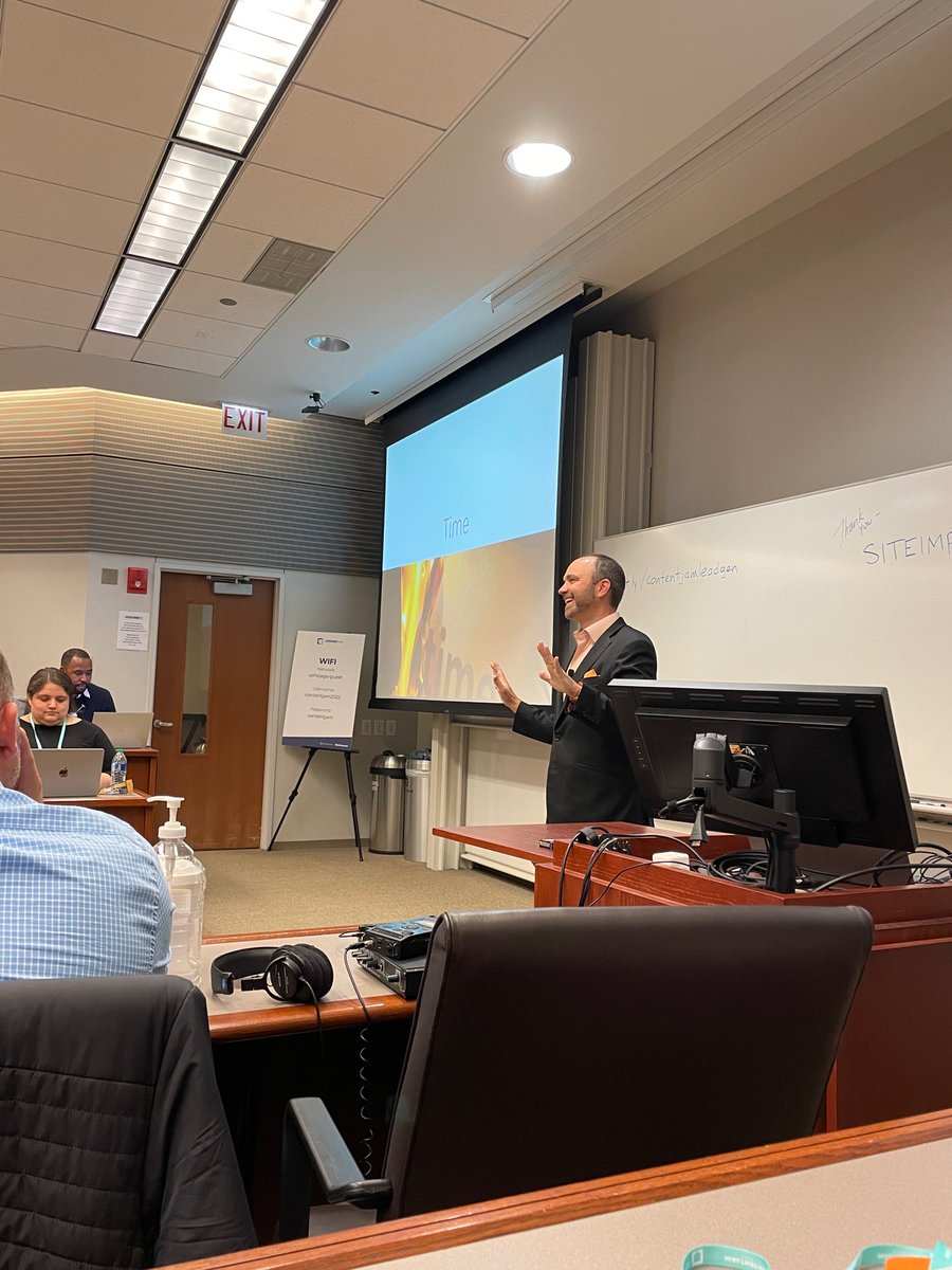 Casieg's tweet photo. Ending the day with @JoePulizzi…What a great event with killer information and amazing speakers. Thank you @crestodina and Amanda (@orbiteers) for such a good show #contentjam https://t.co/a6aN815XM9