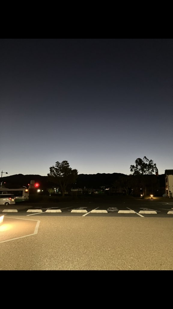 RPG85378111's tweet photo. 夜明けが近づく光景は癒される。セロトニンが充電されていく。 https://t.co/4lagnYZ2ms
