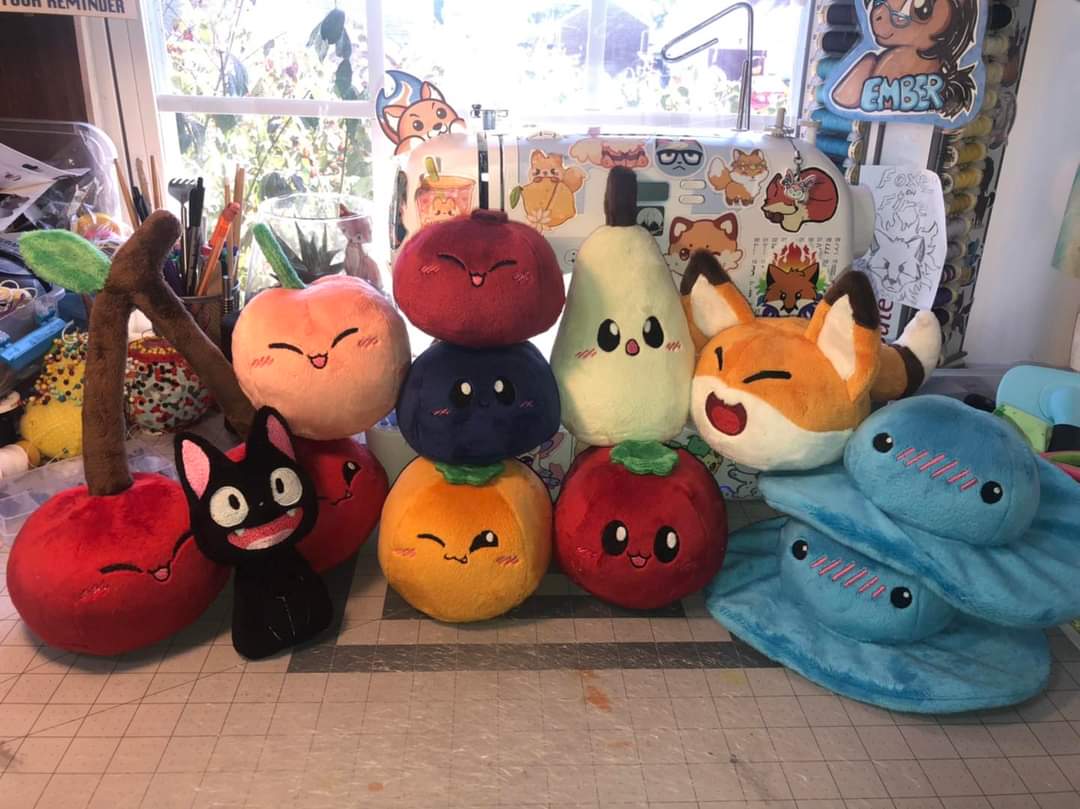emberfallplush's tweet photo. Many plush. So many. Like. At least 4.
#videogames #slimerancher #slime #foxslime #cutiefoodies #blueberry #etsy #plush #plushtoy #Tomato #pear #cherry #Plushtober2022 #orange #sailormoon #finishedplushies #emberfallplush https://t.co/aqC5AdJofX