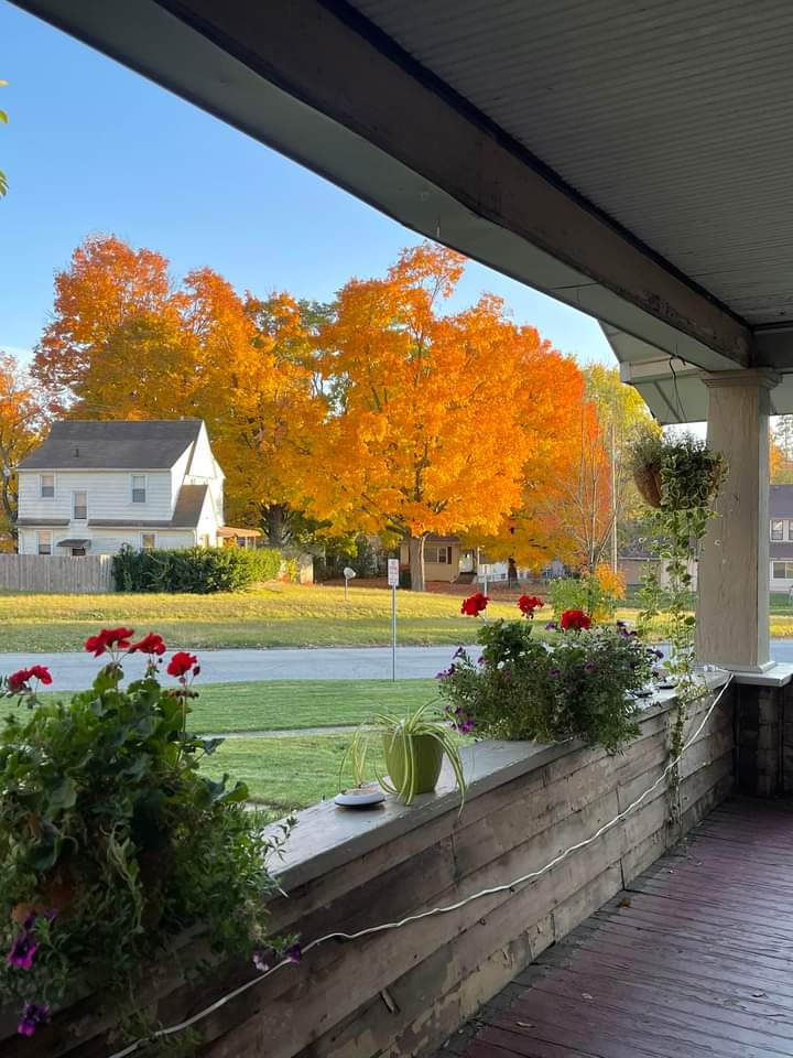 K_The_Trey's tweet photo. My house from same porch. https://t.co/jWY7c4DX1R