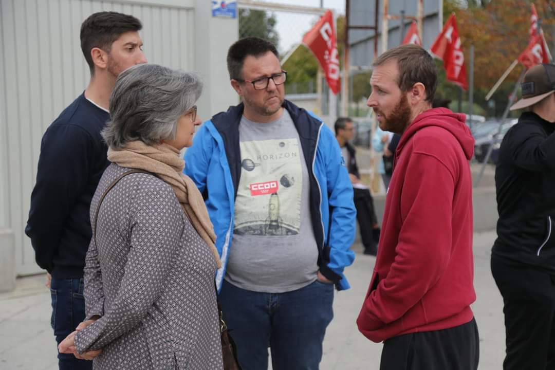 AntonioMM75's tweet photo. Hemos estado donde siempre, en los centro de trabajo defendiendo los derechos de las trabajadoras d #Be_one #sanmartindelavega Gracias por el apoyo @palomalopezB @LuisMercadoFSCM @MoNLarrin sobre todo la plantilla por su lucha y los usuarios por su comprensión #SalarioOConflicto https://t.co/VlLvm9Qs4c