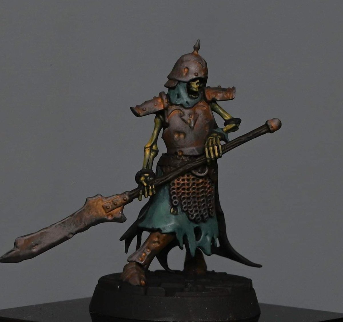 Daemonrich's tweet photo. #GamesWorkshop sent me the new #WarhammerUnderworldsGnarlwood box and this sexy skeleton is from the #SonsofVelmorn warband. I'm trying out a new look and really enjoying myself! Obviously it's in the very early stages. #PaintingWarhammer #WarhammerCommunity https://t.co/xsrk84n0h8