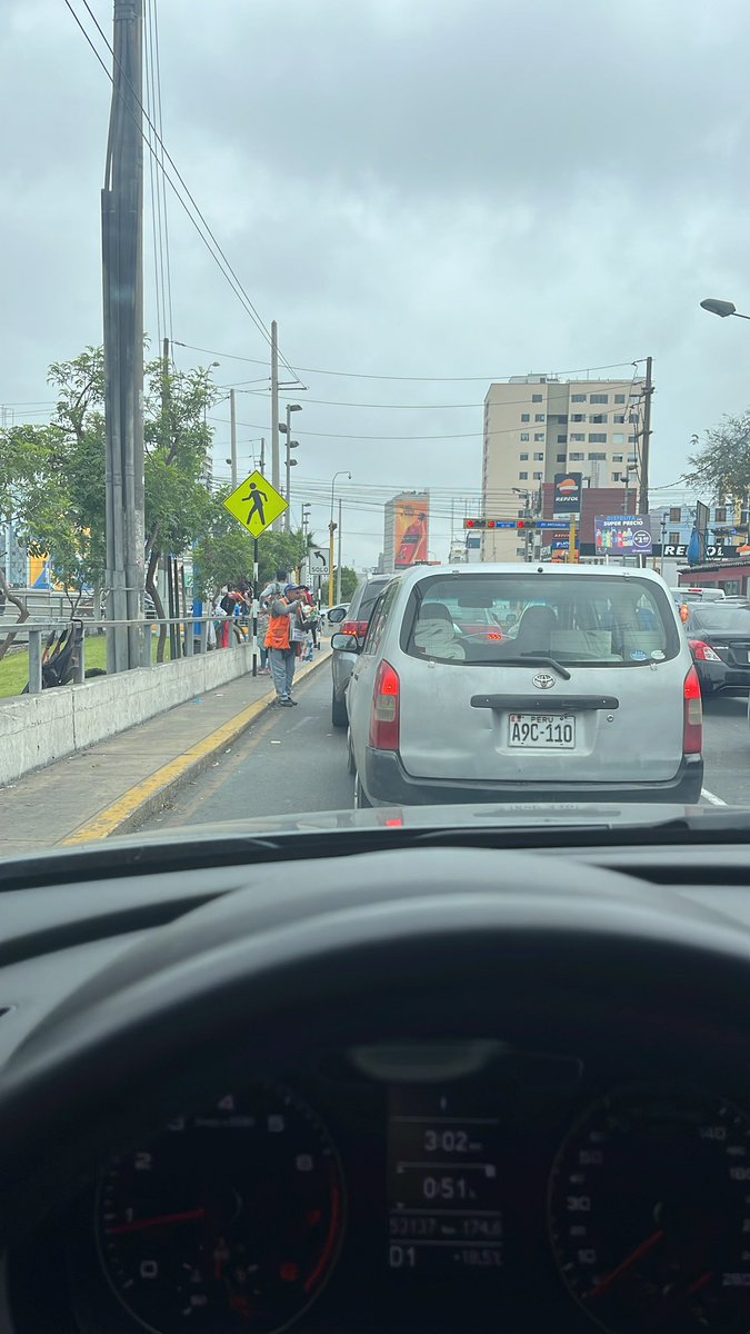 xime_RE4's tweet photo. Que alucinante… mendicidad, ambulantes, limpia lunas… habían más de 20… y todas las mujeres con bebés a la espalda… en que momento retrocedimos tanto?!! #SOSLIMA @rlopezaliaga1 No veo la hora que sea alcalde! https://t.co/XuWcdC0tdd