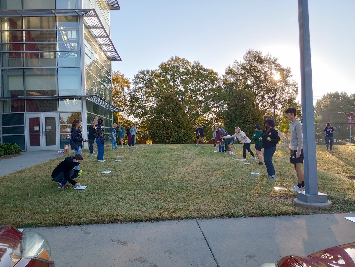 fishersan1's tweet photo. AP Stats students participating in an experiment of underhand vs overhand throwing to get skill points.    @CCwsfcs https://t.co/uMFOAmNLhh