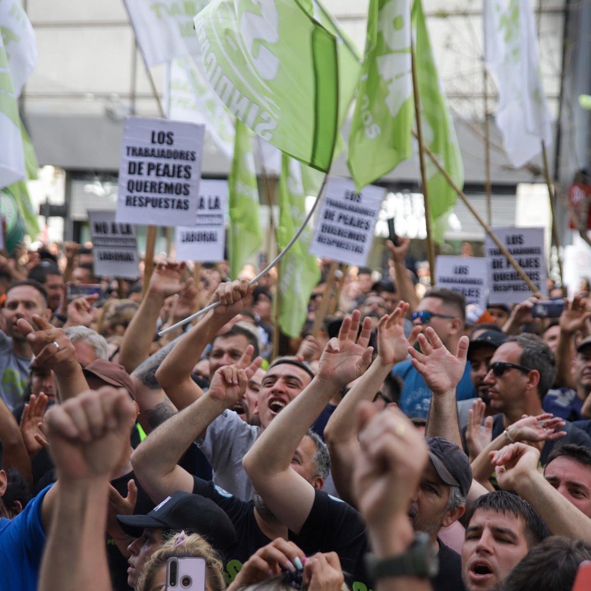 sutpapeajes's tweet photo. Como hace 16 años, el SUTPA no va a permitir que se avasallen los derechos por los que tanto trabajamos y va a seguir garantizando la lucha como la hemos dado siempre. La calle es de los trabajadores y ahí es donde vamos a estar, defendiendo nuestra actividad ✌🏻 https://t.co/tPBeyn8heE