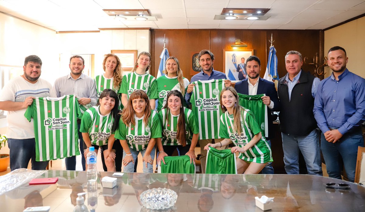 Las chicas del Futsal Femenino del Club Sportivo Desamparados lucirán nueva indumentaria. Ellas tienen diferentes ocupaciones, estudio trabajos y familia, pero aman el deporte y lo promueven con sacrificio y pasión.