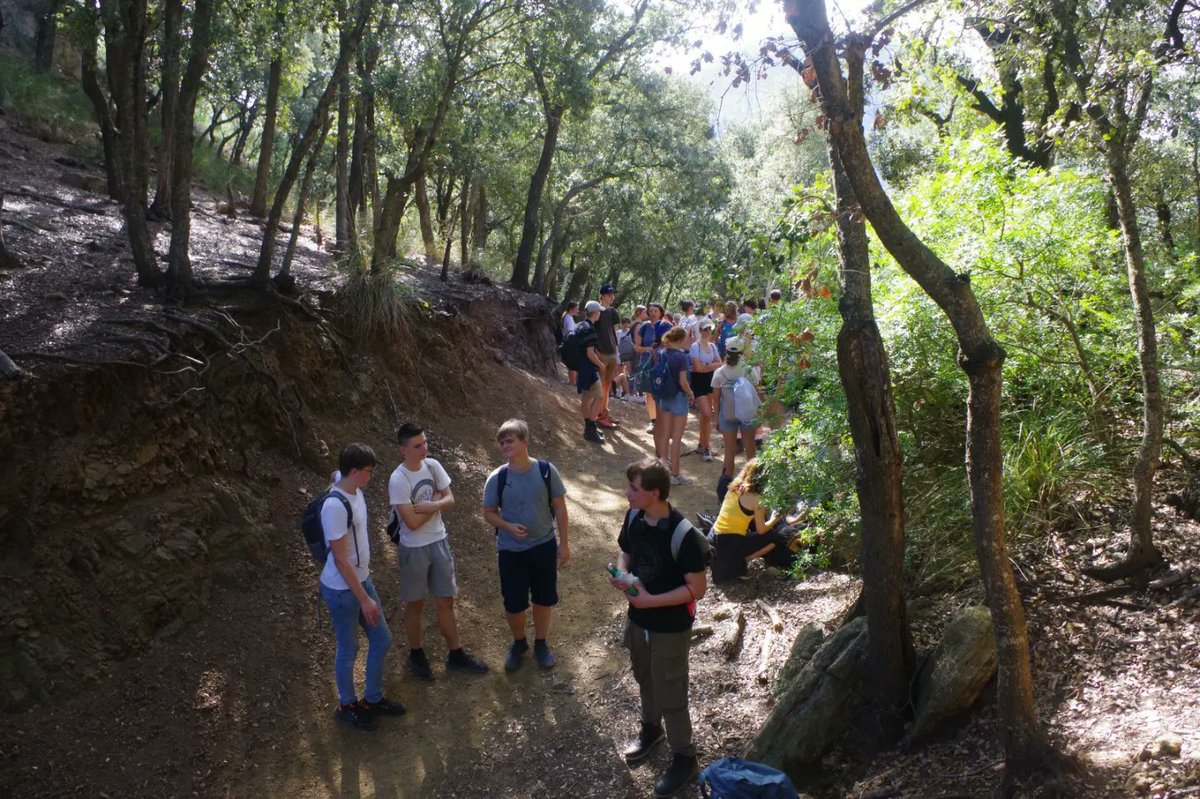 IBinissalem's tweet photo. Els alumnes Erasmus+ avui s'han posat les botes de muntanya i han anat d'excursió a Sa Costera. Han començat la ruta des del mirador de ses Barques i l'han finalitzat a cala Tuent, a on els més atrevits han nedat. 
#erasmusplus #erasmusIESB #IESBinissalem @sepiegob https://t.co/ufAZMcyD9S