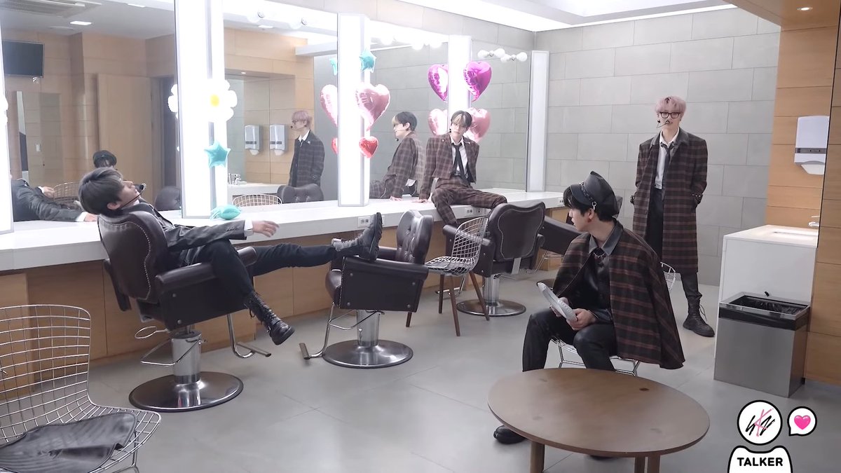 linosilentcry's tweet photo. why are they posing like an anime promotional poster https://t.co/DgWUdfJLQp