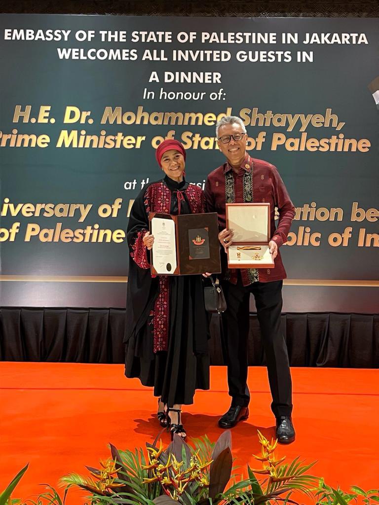 AndyRachmianto's tweet photo. It’s a precious moment when I received “Star of Friendship of the Order of President Mahmoud Abbas” presented by PM Moh. Shtayyeh of Palestine (25/10). This Star is dedicated to my wife, children &amp; all my team at the Indonesian Embassy in Amman (2017-2020)@#inidiplomasi https://t.co/TzDO1TpU6H