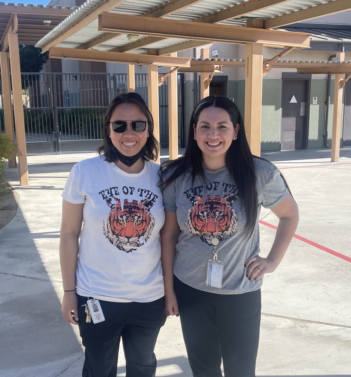 Twin Day <a href="/rms_tigers/">Rialto Middle School</a> today. Red Ribbon Week. Eye of the 🐯