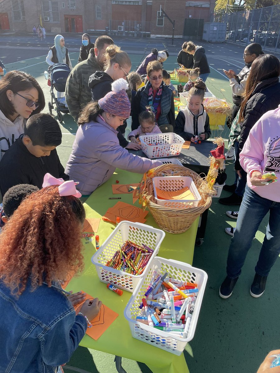 PS215K's tweet photo. We had a wonderful Fall Harvest Festival on Saturday with our Grades 2-5 students and their families @D21_Community https://t.co/eViYMjlY3V