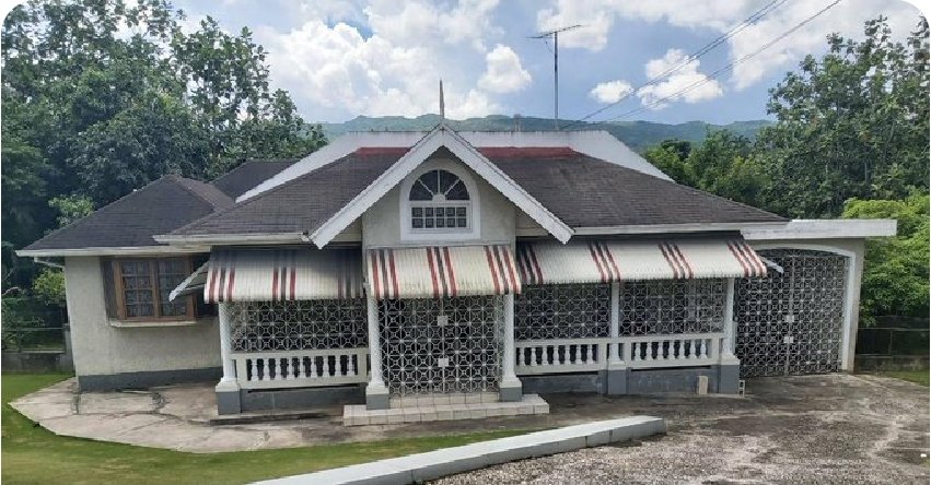 Charming 4bedroom 4 bathroom house for sale in Fairfield Estate, #montegobay jamaica. 

asking price:JMD $20.9 million.