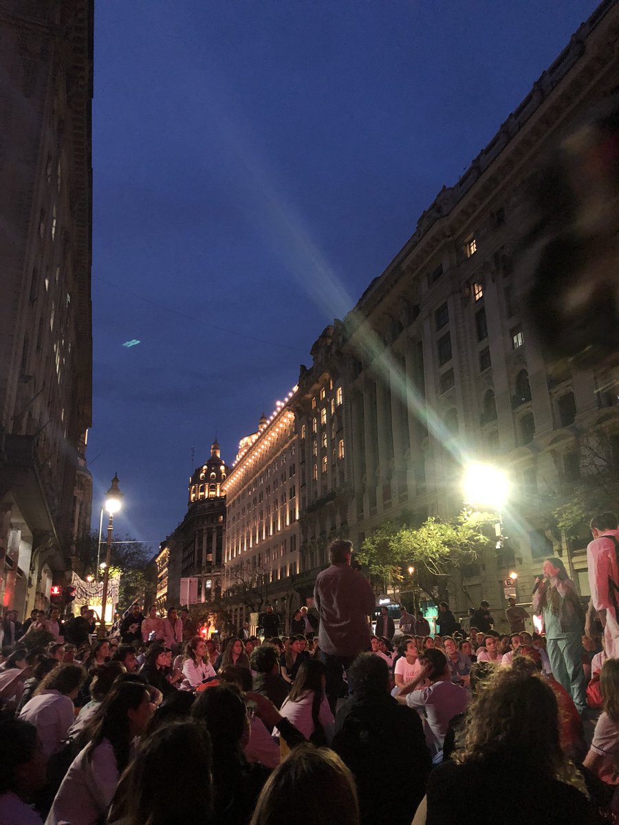 Hoy nos recibió Quiros
¿Qué nos ofreció? 
Un aumento de $15.000 en cuotas. Estamos hartos de que se nos rian en la cara, así que llamamos al PARO INDETERMINADO DE RESIDENTES Y CONCURRENTES SIN GUARDIAS
#sinresidentesnohayhospital