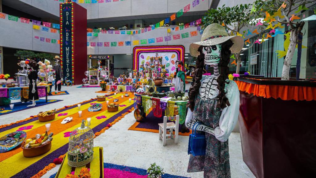 La <a href="/AcademicaIPN/">Secretaría Académica</a> montó una espectacular ofrenda de #DíaDeMuertos con elementos que te transportan a un pueblo mágico, honrando la memoria de quienes ya no están con nosotros y recreando un puente de comunicación con ellos a través del colibrí. ¡Vivamos nuestras tradiciones!