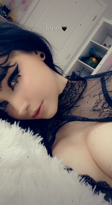 Rusty Fawkes - this photo gives me a slight urge to dye my hair black again and also makes me want milk for some reason.. https://t.co/0ZXBeeIV6b