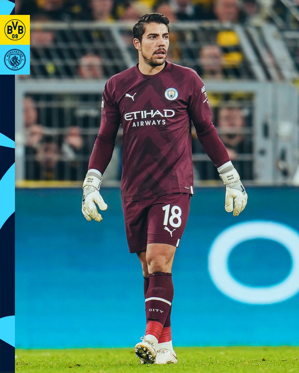 ManCity's tweet photo. A solid debut! 🧤

🟡 0-0 🔵 #ManCity https://t.co/rjQKAQrj30