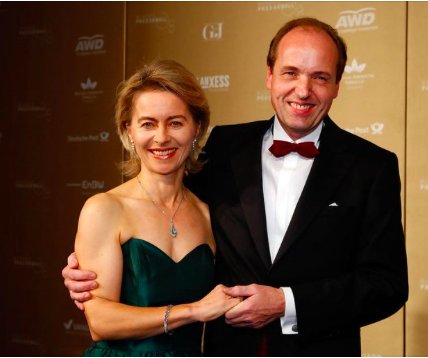 Nunziat34539789's tweet photo. #Fuoridalcoro le facce le hanno ereditate dagli antenati nazisti .
Solo i soldi gli interessano non certo le vite umane #vonderLeyen https://t.co/5Zy5JrFvGY
