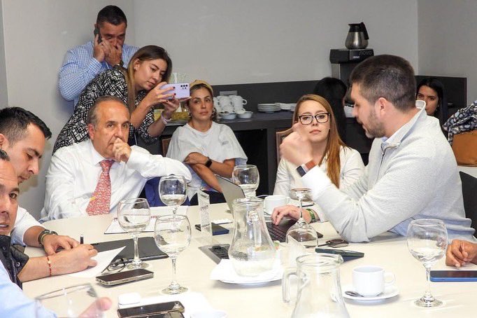 felipecanizalez's tweet photo. Hoy jornada de trabajo de la Asociación Nacional de Ciudades Intermedias con el Ministro de Transportes, Guillermo Reyes.👊 https://t.co/wjCcrsRIIq