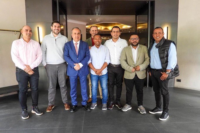 felipecanizalez's tweet photo. Hoy jornada de trabajo de la Asociación Nacional de Ciudades Intermedias con el Ministro de Transportes, Guillermo Reyes.👊 https://t.co/wjCcrsRIIq