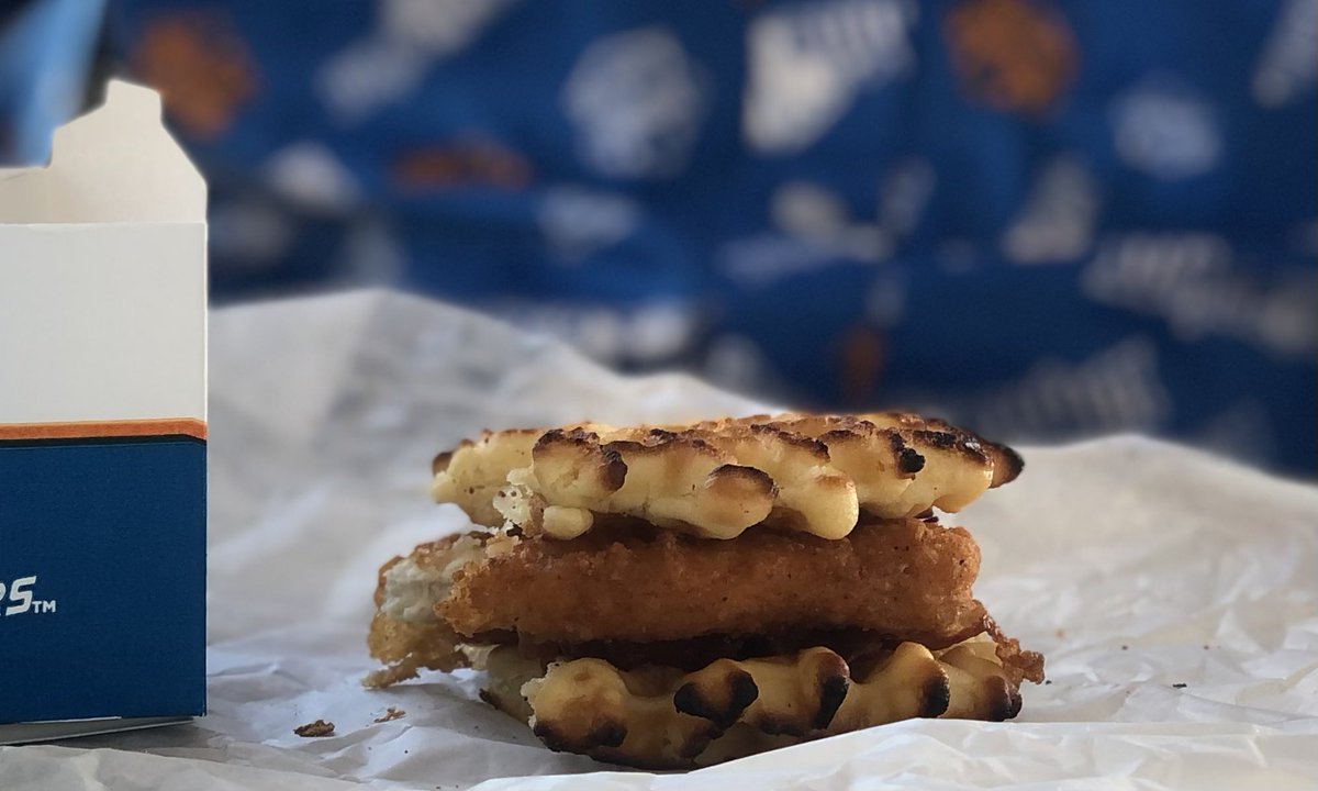SeaWorldMommy's tweet photo. 📷 Chicken Waffle Slider at @WhiteCastle Why yes, you can get breakfast for lunch—or dinner—at #WhiteCastle https://t.co/HVumVYocWs