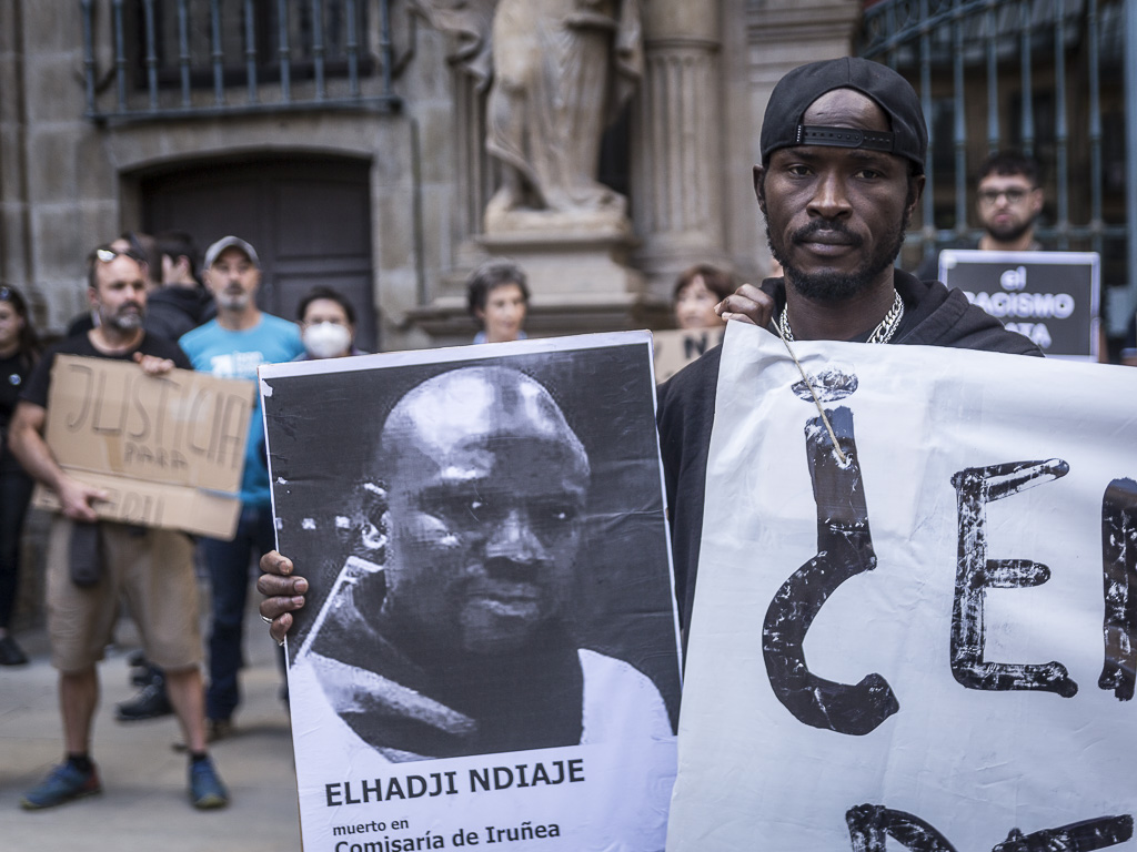 Ekinklik's tweet photo. [ARGAZKIAK] #ElhadjiGogoan #GoraBorrokaAntirracista!! https://t.co/EiJnfs6XOe
El 25 de octubre ha quedado marcado en nuestra memoria: La muerte de Elhadji en la comisaría de Policía Nacional de Iruñea.
#BlackLivesMatter  #BizitzaDaHandiena. https://t.co/ZVxF6yGlvN
