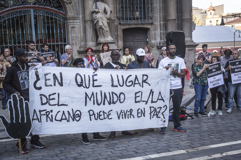Ekinklik's tweet photo. [ARGAZKIAK] #ElhadjiGogoan #GoraBorrokaAntirracista!! https://t.co/EiJnfs6XOe
El 25 de octubre ha quedado marcado en nuestra memoria: La muerte de Elhadji en la comisaría de Policía Nacional de Iruñea.
#BlackLivesMatter  #BizitzaDaHandiena. https://t.co/ZVxF6yGlvN
