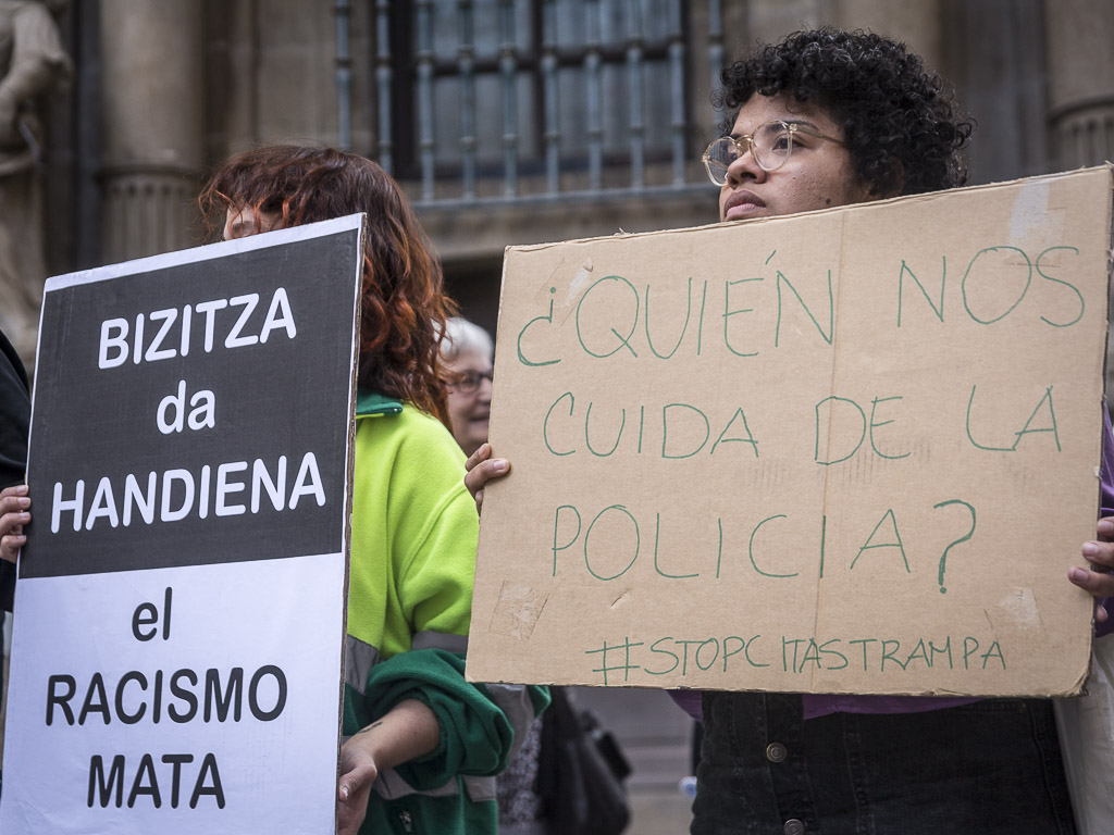 Ekinklik's tweet photo. [ARGAZKIAK] #ElhadjiGogoan #GoraBorrokaAntirracista!! https://t.co/EiJnfs6XOe
El 25 de octubre ha quedado marcado en nuestra memoria: La muerte de Elhadji en la comisaría de Policía Nacional de Iruñea.
#BlackLivesMatter  #BizitzaDaHandiena. https://t.co/ZVxF6yGlvN