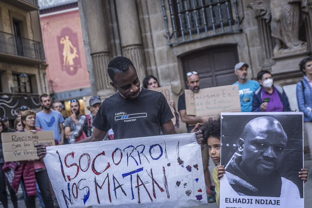 Ekinklik's tweet photo. [ARGAZKIAK] #ElhadjiGogoan #GoraBorrokaAntirracista!! https://t.co/EiJnfs6XOe
El 25 de octubre ha quedado marcado en nuestra memoria: La muerte de Elhadji en la comisaría de Policía Nacional de Iruñea.
#BlackLivesMatter  #BizitzaDaHandiena. https://t.co/ZVxF6yGlvN