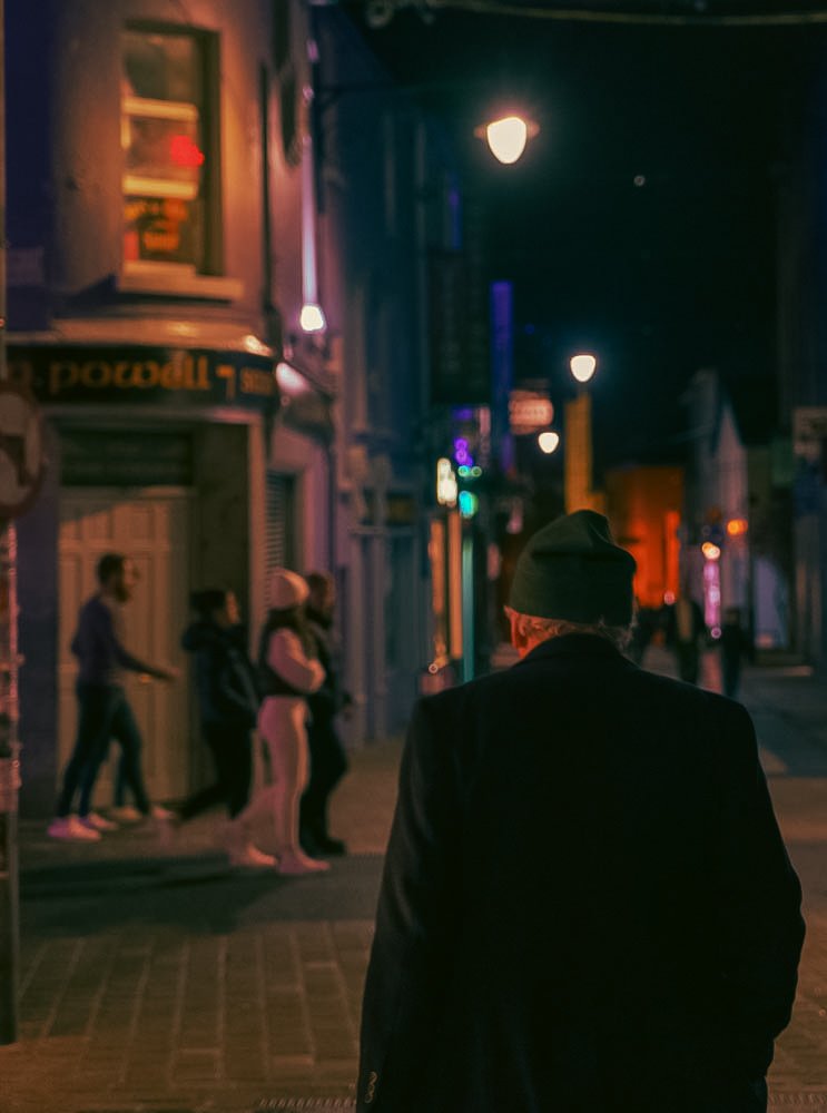 DaithiGormo's tweet photo. Night walk, Galway.
.
.
.
#streetphotography 
#streetsatnight 
#people https://t.co/0T1wjghcBQ