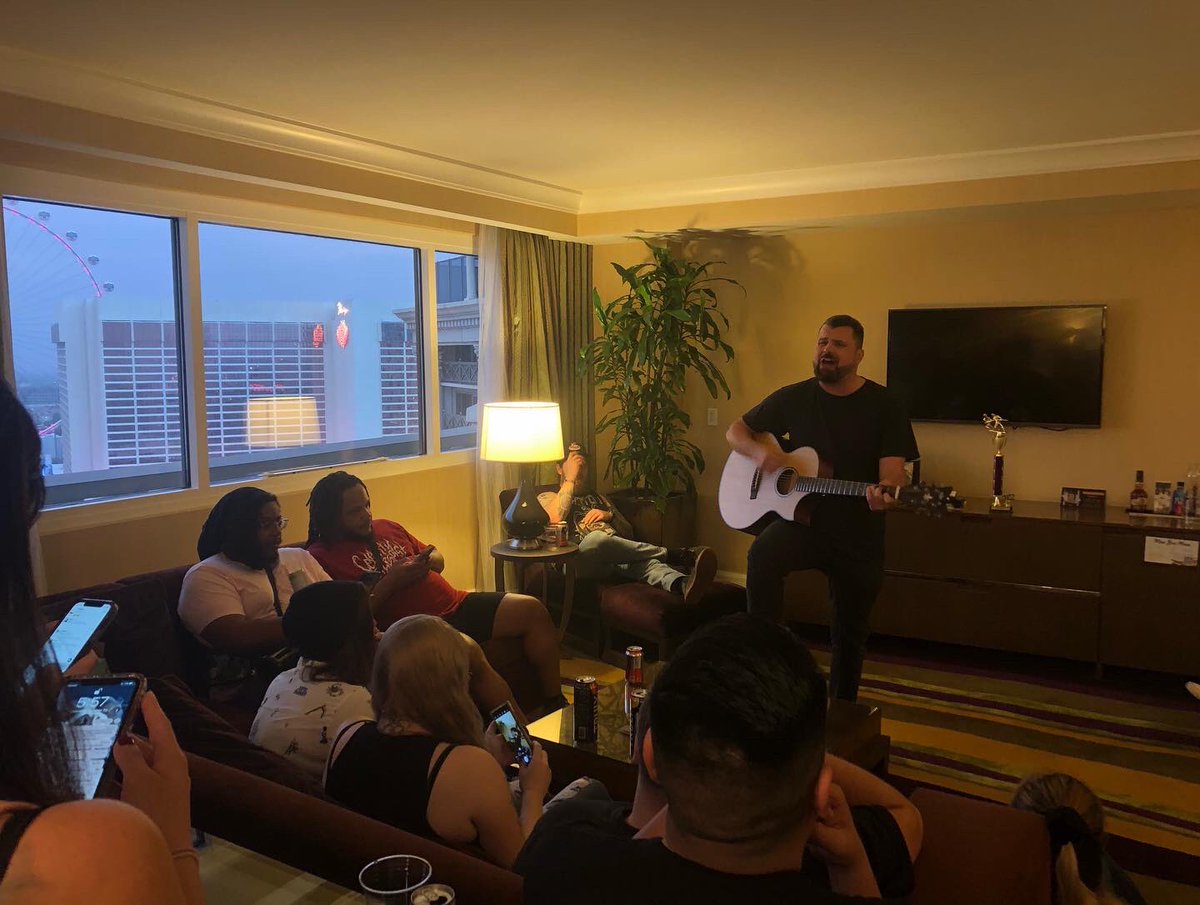 GuardrailSucks's tweet photo. 🖤 When Shane Told invites you to come play for 45 people from the LSS podcast group after WWWY gets cancelled & you've been drinking since 11, you grab another drink & try to remember your songs. Stoked we could make the best of an otherwise shit day 💕 #SilverRail #GuardStein https://t.co/KE9OBUbyOv