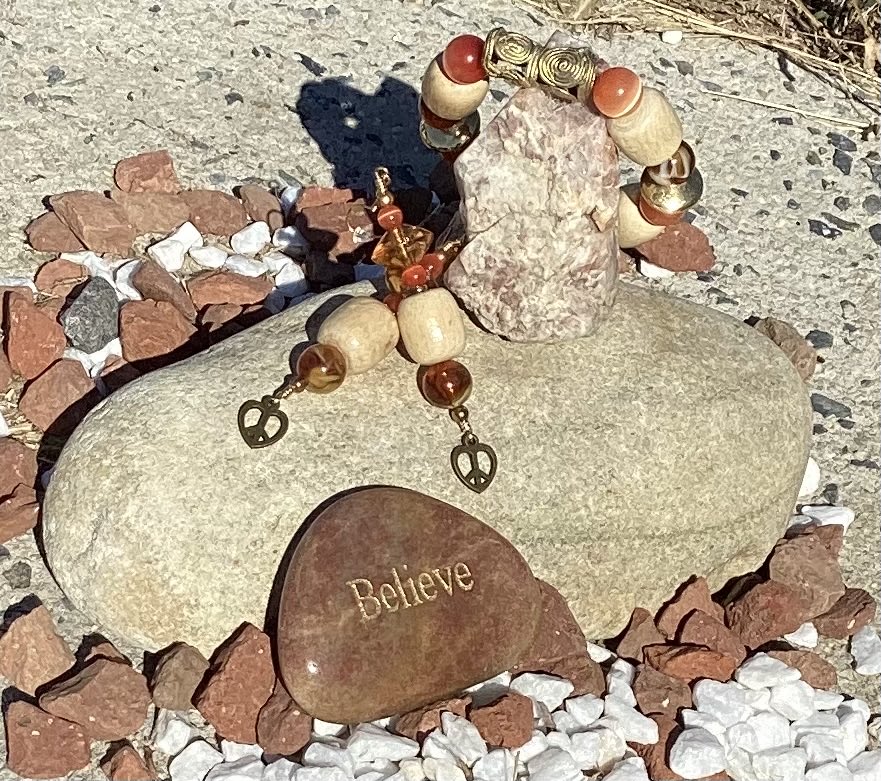 ImagineThis704's tweet photo. #Wood you #believe if you could? 
Brass #AfricanTrade bead #catseye and other essential #peacevibes hanging out w/ #peacerocks from the #labyrinth #PrettyPeacePairings @PrettyPeacePairings, it is a greater 🌞 🌞day #onlevels 
🧘🏾☮️ https://t.co/kmYKQFMTjO