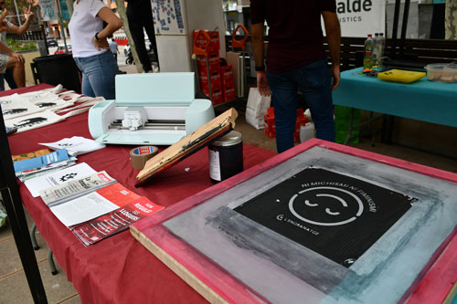 sants3radio's tweet photo. Centenars de persones es passegen per la plaça de la Marina per gaudir de l'#InkFest, el primer festival del districte dedicat a la tinta i els colors. Al #SantsMontjuïcAlDia hem entrevistat als organitzadors de @lamarinaviva i a dues participants.

📻https://t.co/TUZOHjPwOo https://t.co/sOg3qBGe3G