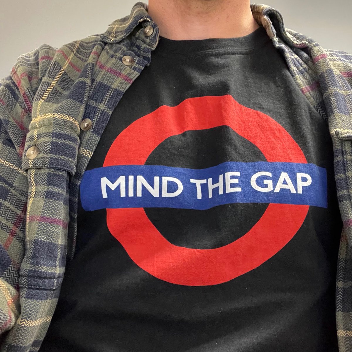 Me, sitting in my lab at Pitt in my London Transport Museum t-shirt, reading this tweet:
choo choo 🚉 
(and also whatever sound a bus makes 🚍)