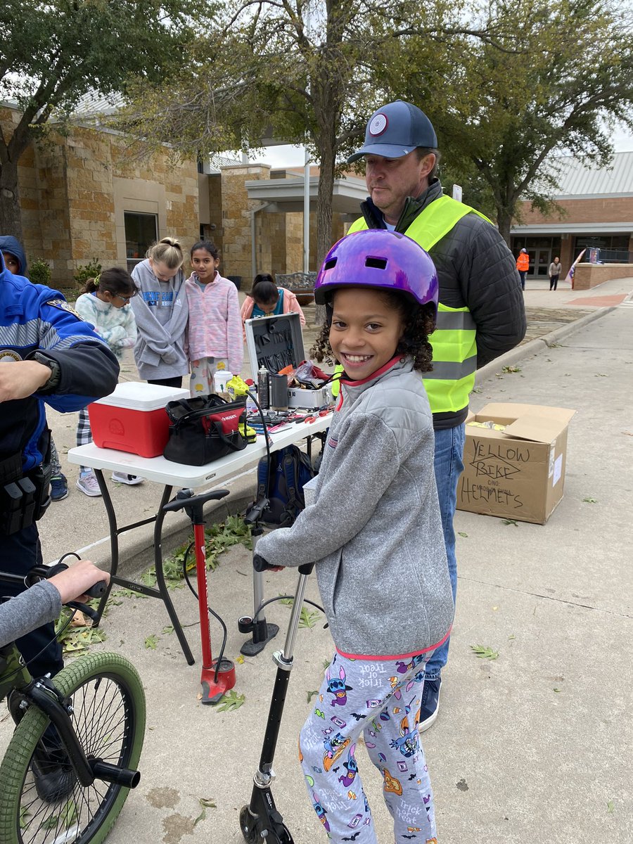 caseykelli1's tweet photo. Bike Safety Day @IsbellPride #IsbellPride https://t.co/ZSyIQ6NyBJ