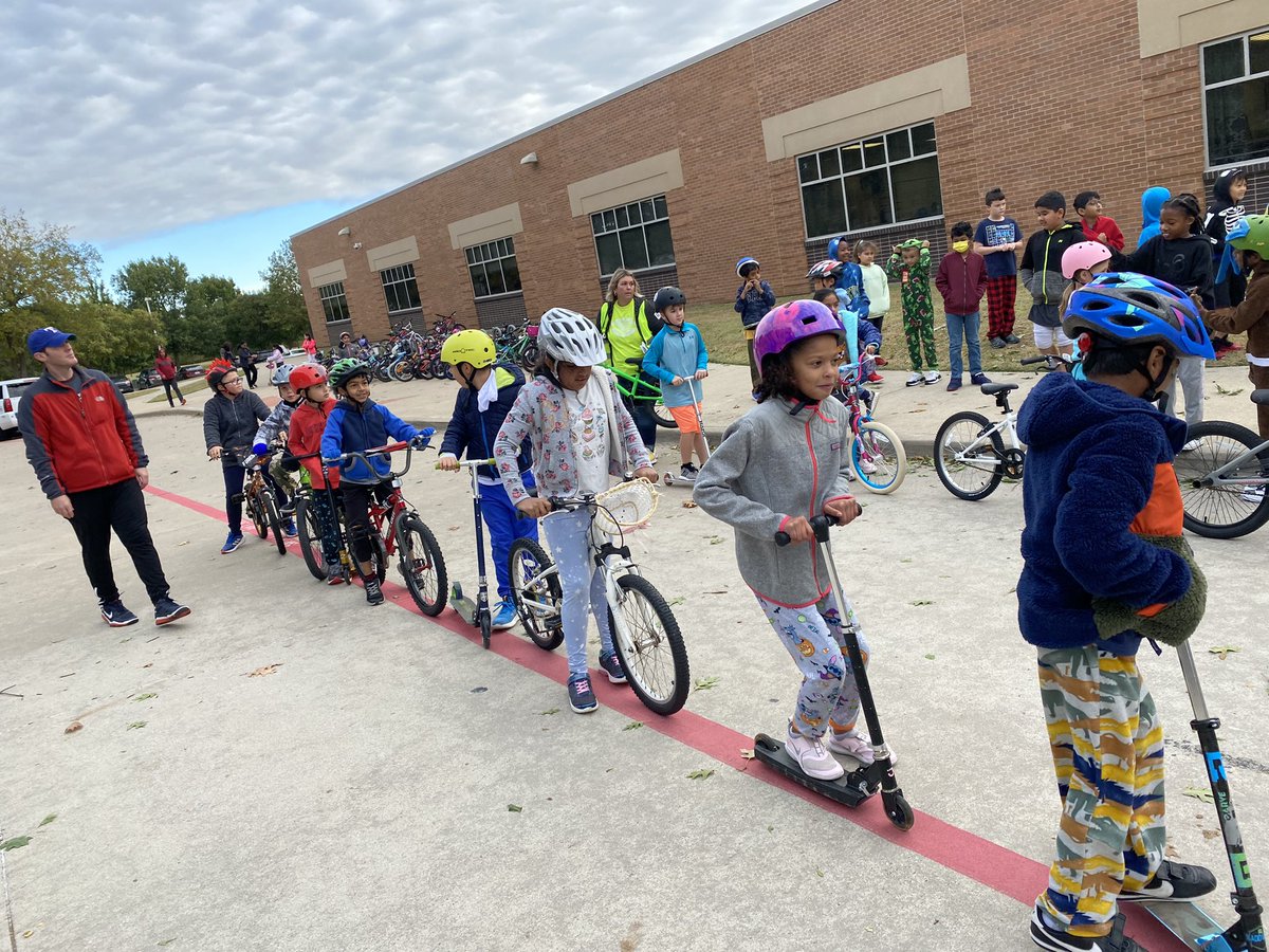 caseykelli1's tweet photo. Bike Safety Day @IsbellPride #IsbellPride https://t.co/ZSyIQ6NyBJ