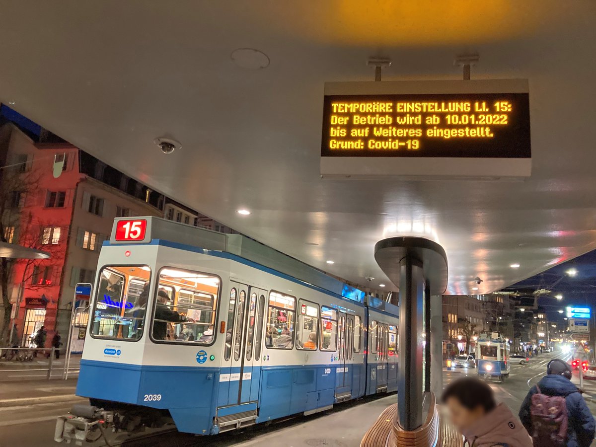 marko_kovic's tweet image. Die Verkehrsbetriebe Zürich reduzieren zum zweiten Mal in diesem Jahr das Angebot, weil zu viele Busfahrer*innen und Trampilot*innen krankheitsbedingt ausfallen. Gab es das auch schon vor Covid-19?