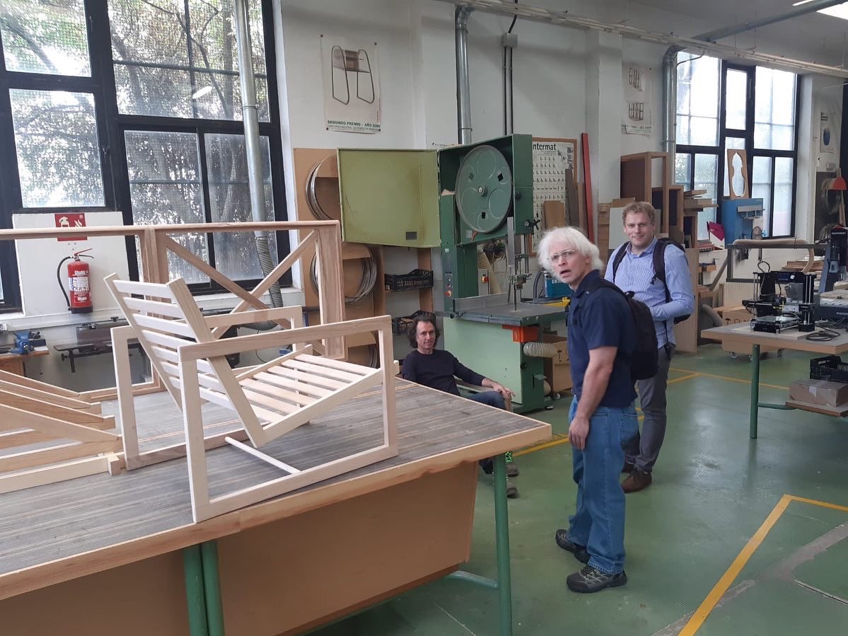 fpmaderaymueble's tweet photo. Hoy nos visitaron los profesores  de #Estonia  Margus Krips y Lauri Kutsar. Han conocido nuestras instalaciones y alumnado para futuras colaboraciones #ErasmusPlus #erasmus #educacion #educacionfuenlabrada #badbunnychile https://t.co/9yKEOuiFPV