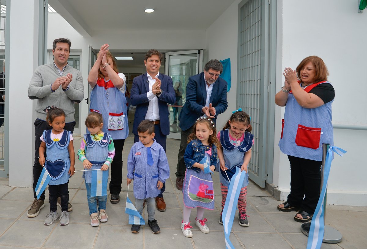 Inauguramos el nuevo edificio del Jardín de Infantes N° 908 del barrio 6 Esquinas de Quequén, Necochea, junto a @AlbertoSileoni y @arturoarojas. ¡El establecimiento educativo 112 que llevamos adelante desde #EscuelasALaObra en la PBA!