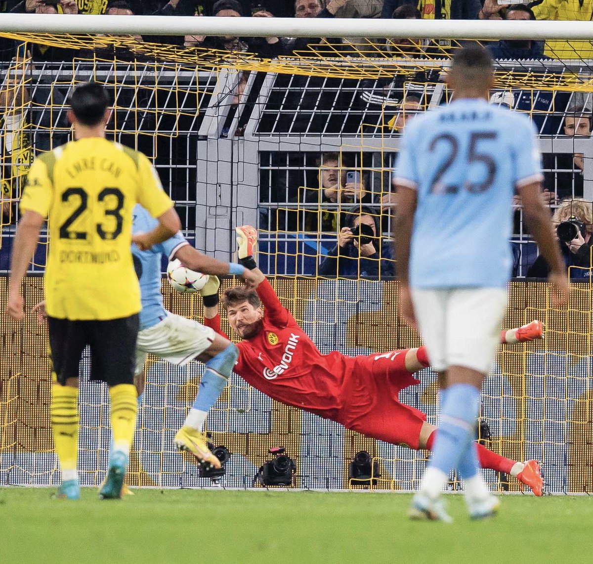 Riyad Mahrez'in kaçırdığı penaltı Manchester City'nin 2016-17 sezonu başlangıcından beri resmi maçlarda gole çeviremediği 25.penaltı vuruşu oldu. #ManchesterCity