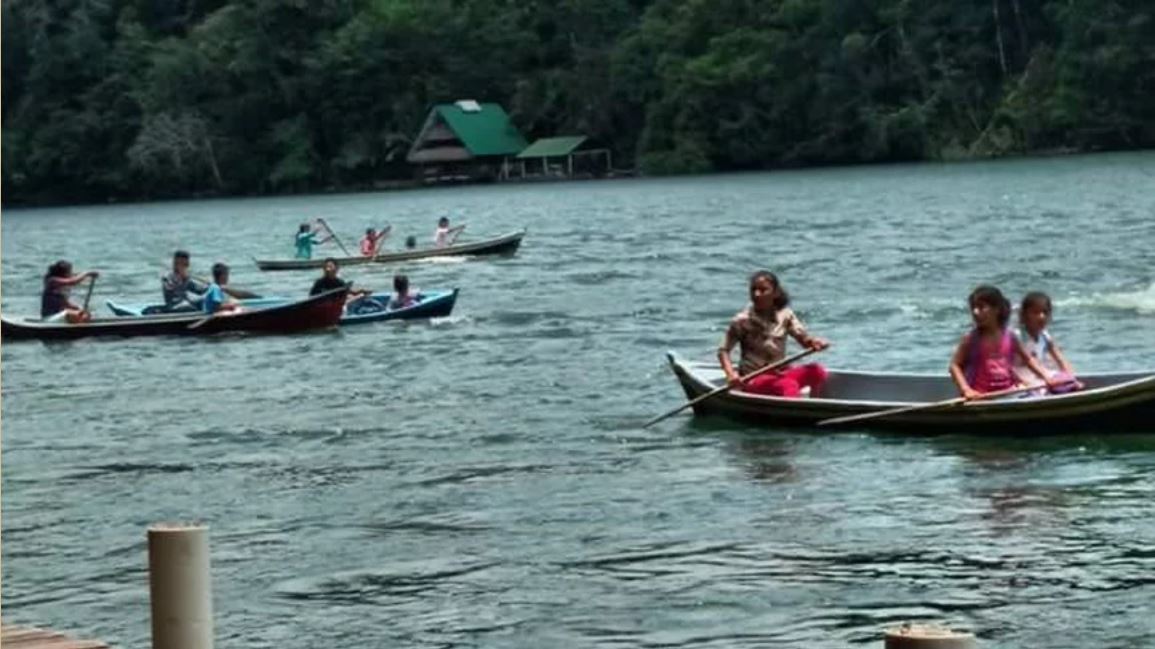 TeachAm2002's tweet photo. What if your children had to risk their lives every day just to reach their school?  13 families in the Sanabria community of Livingston, Izabal, Guatemala no longer have to worry about this due to the generosity of TEACH sponsors.  Educating underserved children starts with you. https://t.co/58pWEXn2Cb