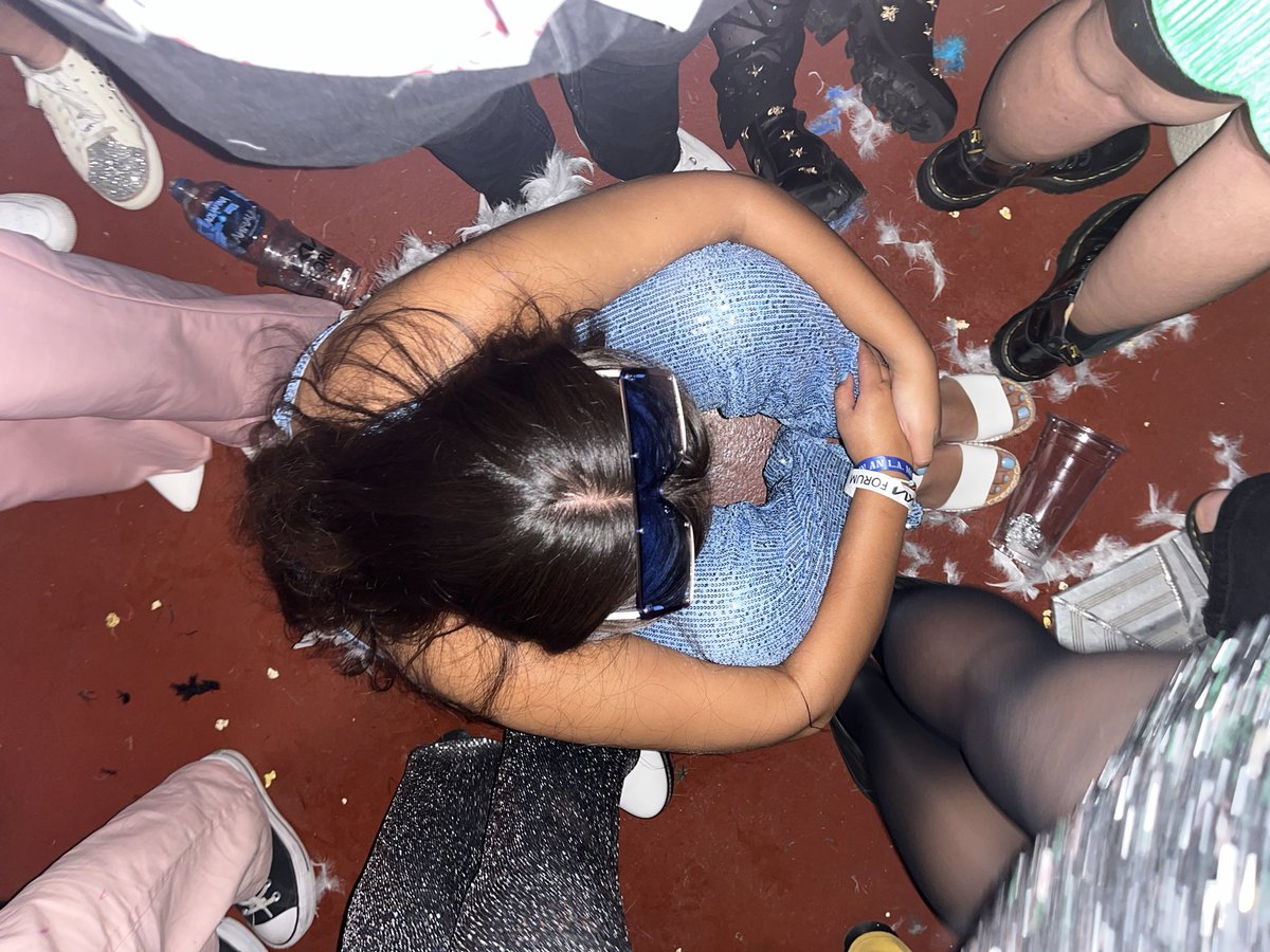lyssajaramillo's tweet photo. POV: You waited 5 hours standing in line but have the feet, knees, and back of a 60 year old at 24 so you need a break during the pre show https://t.co/lR2xjVCw5T