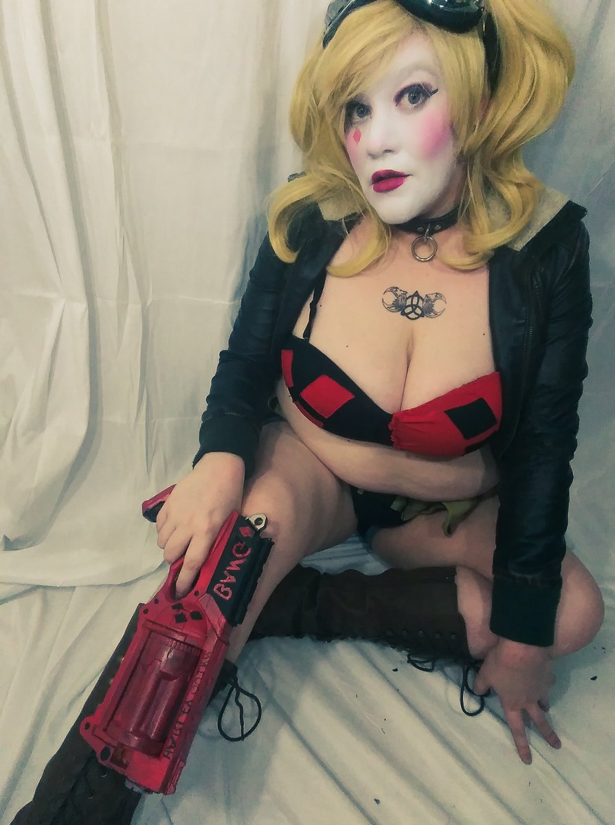 PixieBell15's tweet photo. Its silly to say that Bombshell Harley has always been a dream cosplay of mine. #harleyquinncosplay #cosplay https://t.co/OxdFWZeXlW