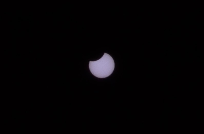 BehrouzFr's tweet photo. #SolarEclipse2022 as seen from #Strasbourg 
1st photo: 11h48, F/36, 1/400 sec, 55mm
2nd photo (cloudy): 12h08, F/5.6, 1/400 sec, 55mm
#SolarEclipse https://t.co/q3AssQmIzt
