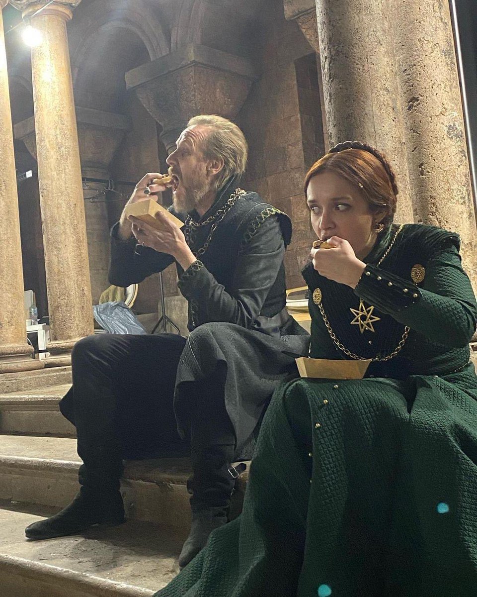 HOTDNewsHBO's tweet photo. Father and daughter behind the scenes 😂❤️ #HouseoftheDragon https://t.co/4DczTEIKGb