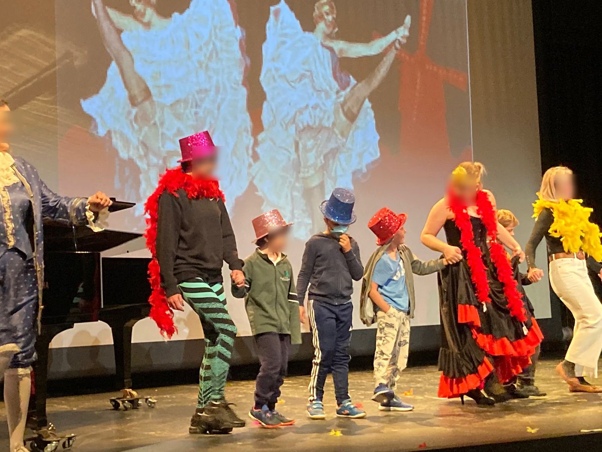 PerezCeip's tweet photo. ¡Hoy se celebra el día mundial de la ópera!🎭
Y el alumnado de 2° ha asistido al espectáculo "Ven a cocinar la ópera" en la Casa de la Cultura Carmen Conde.
¡Han vuelto encantados!
¡La ópera mola!
#DiaMundialDeLaÓpera
@MajadahondaAyto https://t.co/KC4mNrTXjS