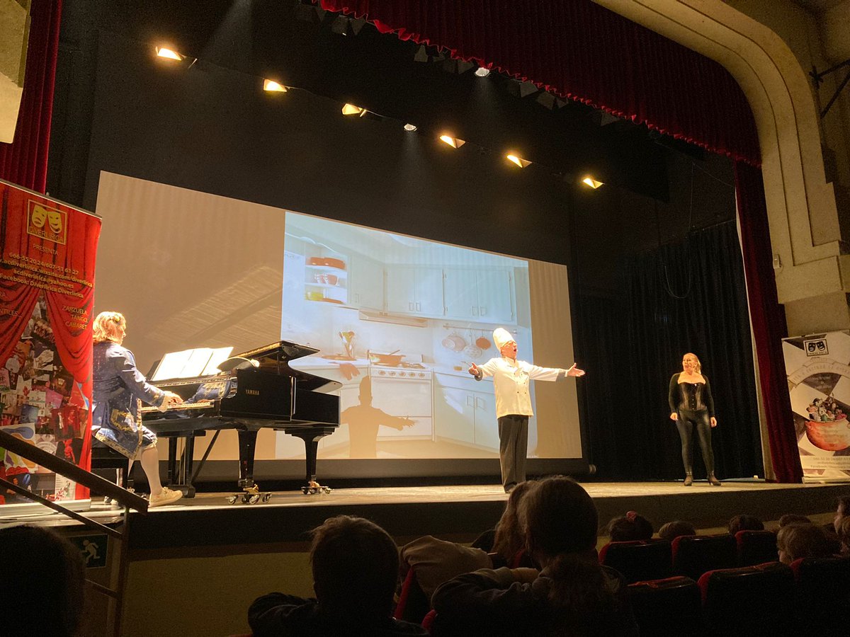 PerezCeip's tweet photo. ¡Hoy se celebra el día mundial de la ópera!🎭
Y el alumnado de 2° ha asistido al espectáculo "Ven a cocinar la ópera" en la Casa de la Cultura Carmen Conde.
¡Han vuelto encantados!
¡La ópera mola!
#DiaMundialDeLaÓpera
@MajadahondaAyto https://t.co/KC4mNrTXjS