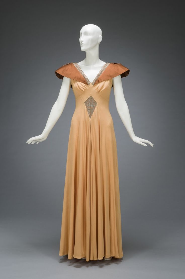 kateStrasdin's tweet photo. #ElizabethHawes worked with all sorts of different geometries in her designs for mid #c20th evening gowns. This late #1940s number is no exception with elongated shoulders, a diamond shaped panel and bias cut peach silk @cincyartmuseum #fashionhistory https://t.co/nrTfV9XI9M