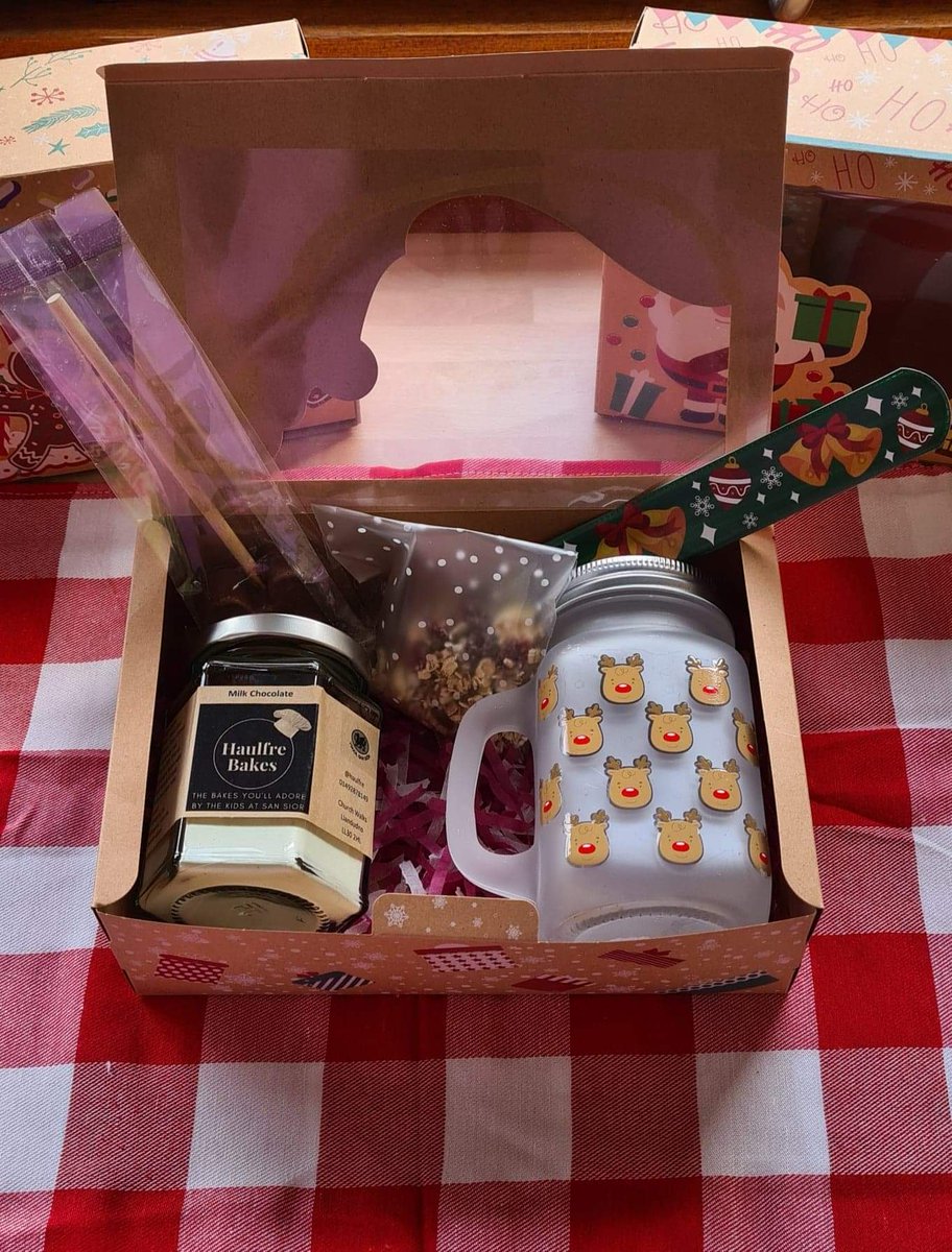 Bocsys Nadolig Haulfre Bakes

Bydd pob bocs yn cynnwys:
🔹 Jar o'ch dewis
🔹 Jar Mason Nadolig
🔹 Siocled poeth
🔹 Band snap Nadolig
🔹 Bwyd ceirw eco

£15 yr un.
I archebu cysylltwch â Dosbarth Haulfre neu e-bostiwch lewisl210@hwbcymru.net

🎄🎅🎁🍪