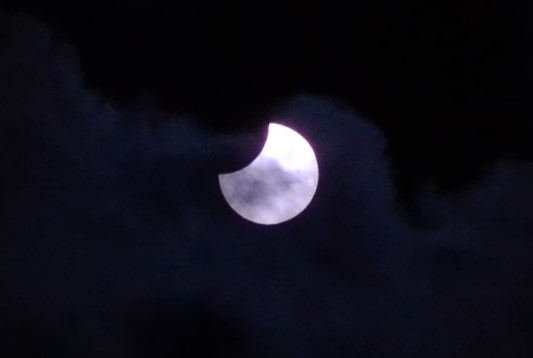 BehrouzFr's tweet photo. #SolarEclipse2022 as seen from #Strasbourg 
1st photo: 11h48, F/36, 1/400 sec, 55mm
2nd photo (cloudy): 12h08, F/5.6, 1/400 sec, 55mm
#SolarEclipse https://t.co/q3AssQmIzt