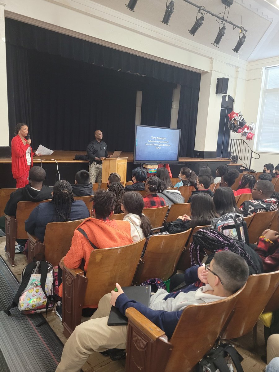 FaluvTunley's tweet photo. Thank you Detective Tony Newsome @DallasPD for supporting our Red Ribbon Week! @THeightsTAG @MarMasters7 @wfaa @NBCNews @WitheriteLaw @FaluvTunley @DISDMagnets @dallasschools https://t.co/qm92wLmec6